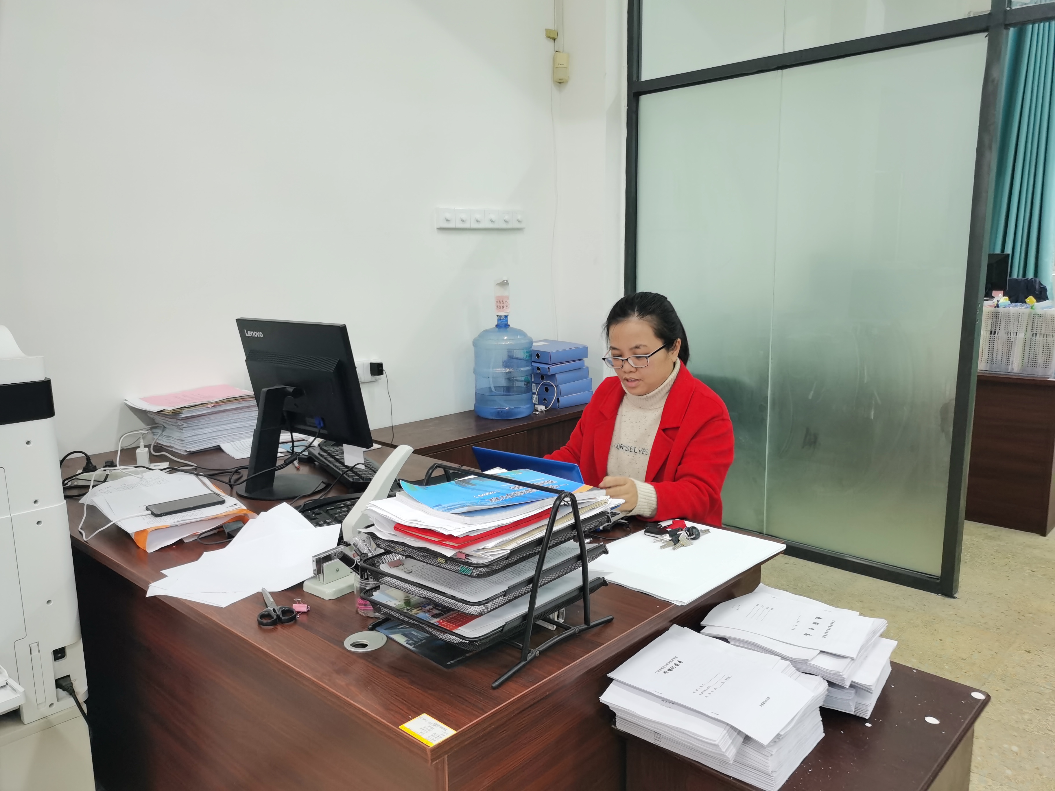 教工支部党员林瑜老师假期在办公室为教学能力竞赛做准备。