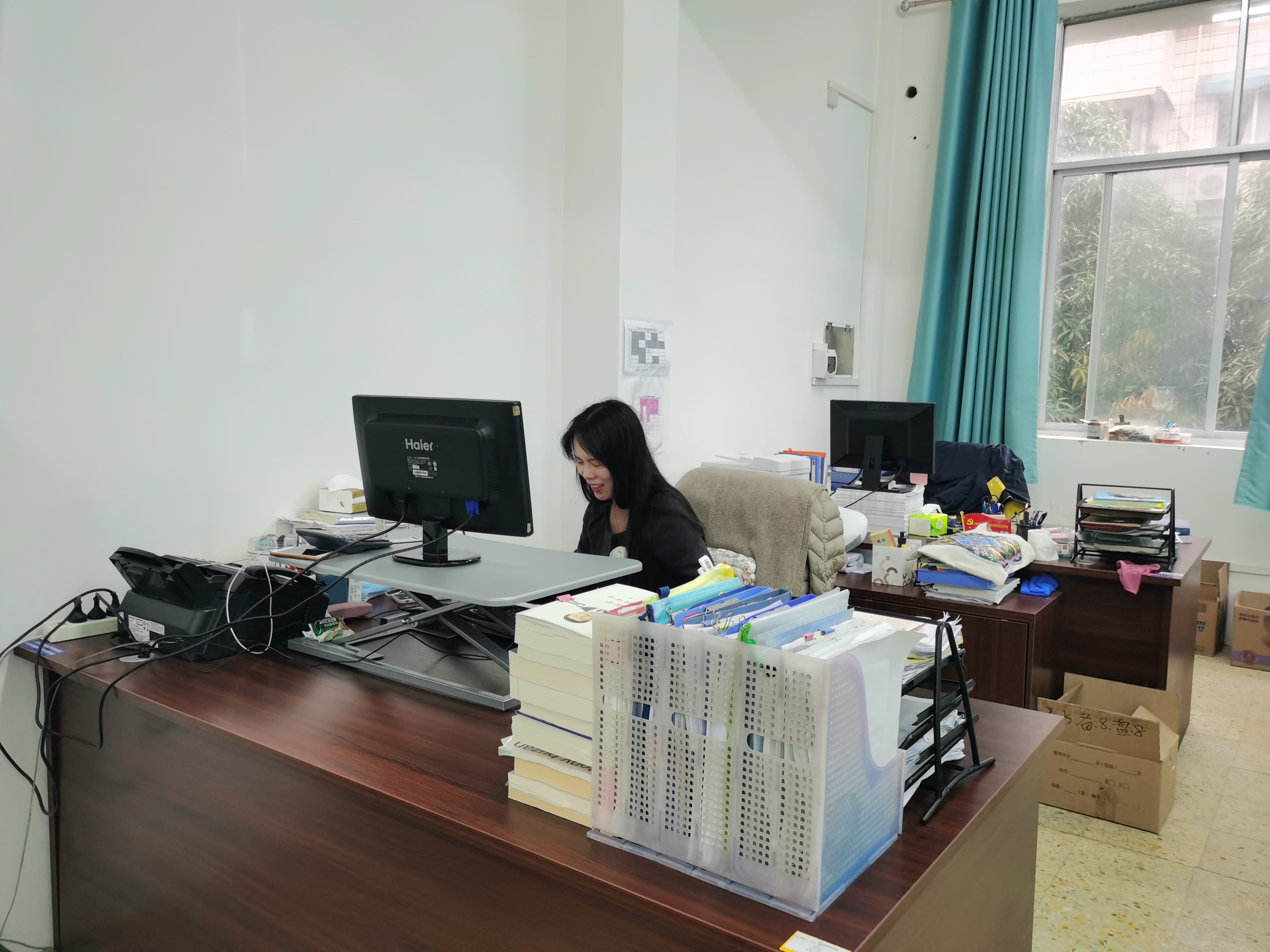 教工支部党员李冬莹老师假期在办公室提前开始新学期开学准备工作。