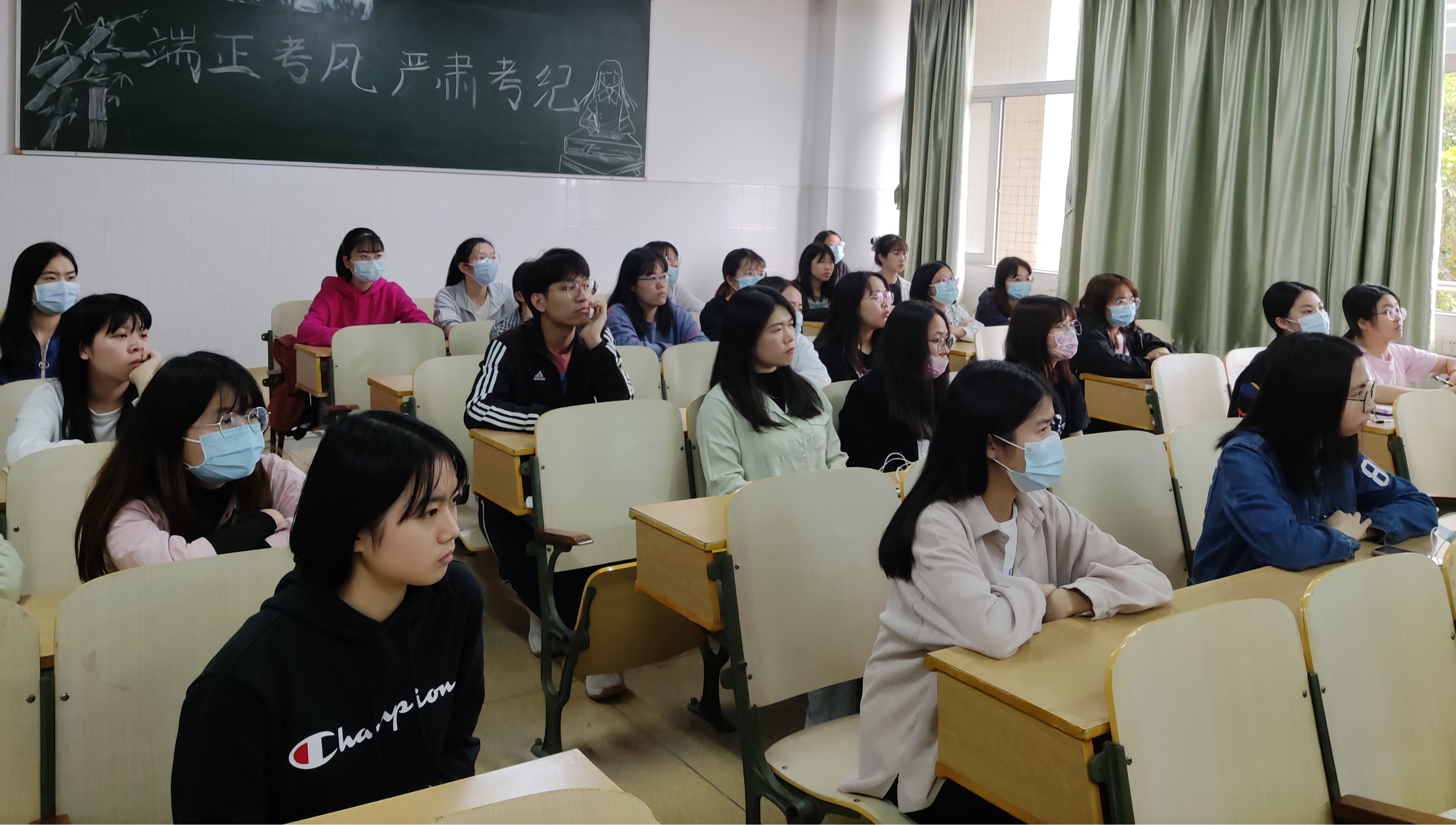 同学们认真听讲.jpg