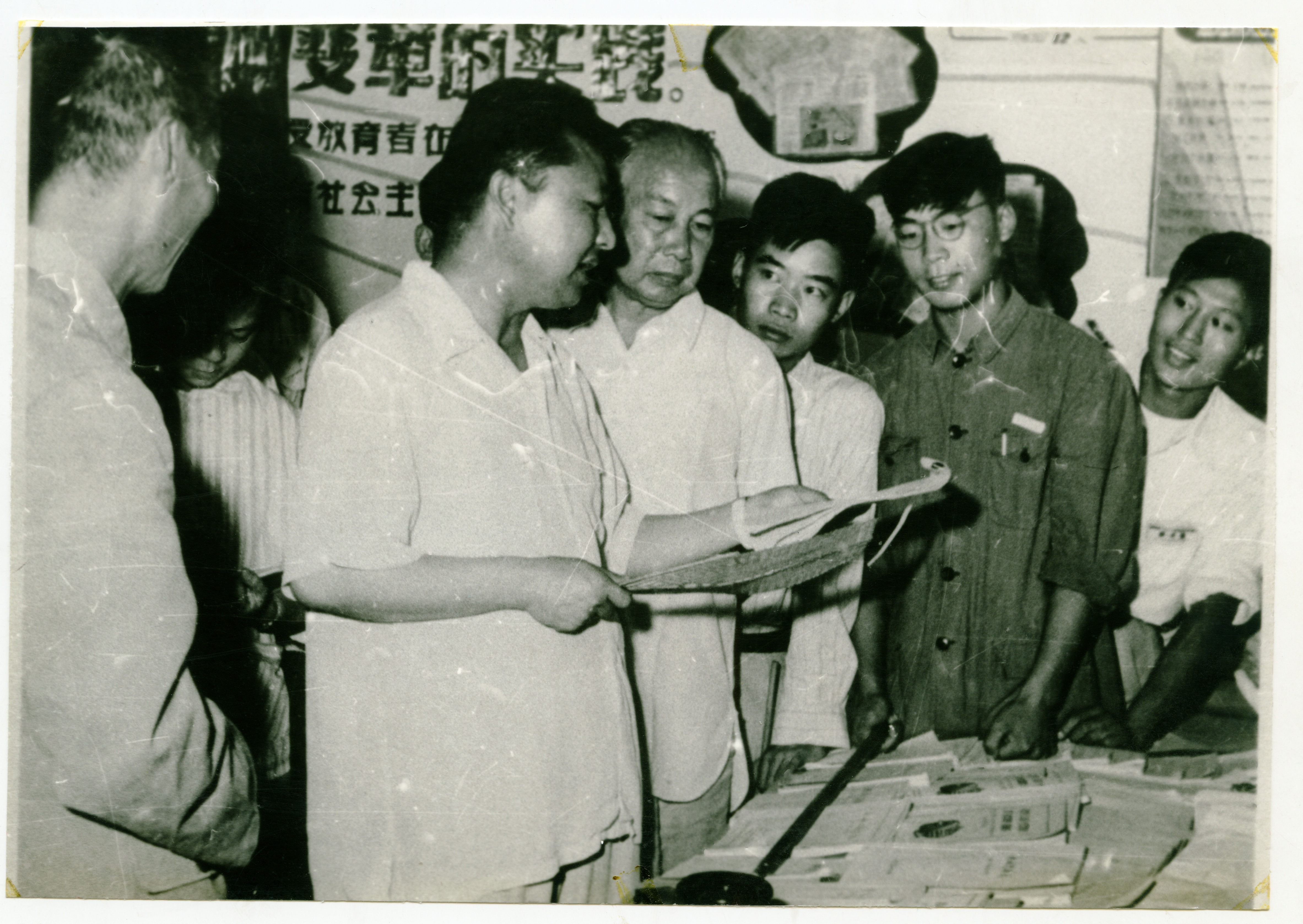 1958年8月29日，习仲勋副总理来校视察时参观科研展览馆.jpg