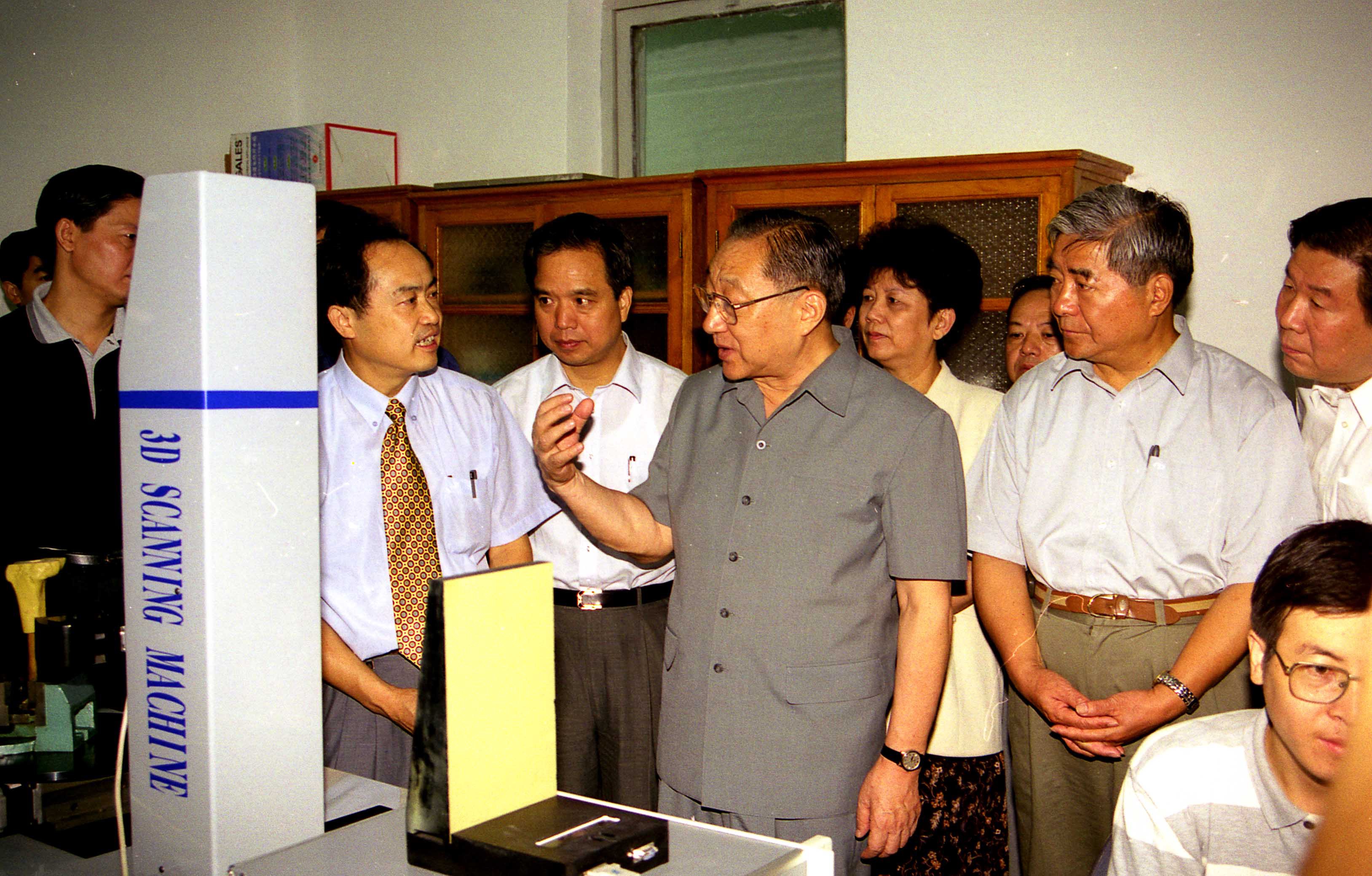 1999年9月12日李岚清同志视察西安交大快速成型实验室.jpg