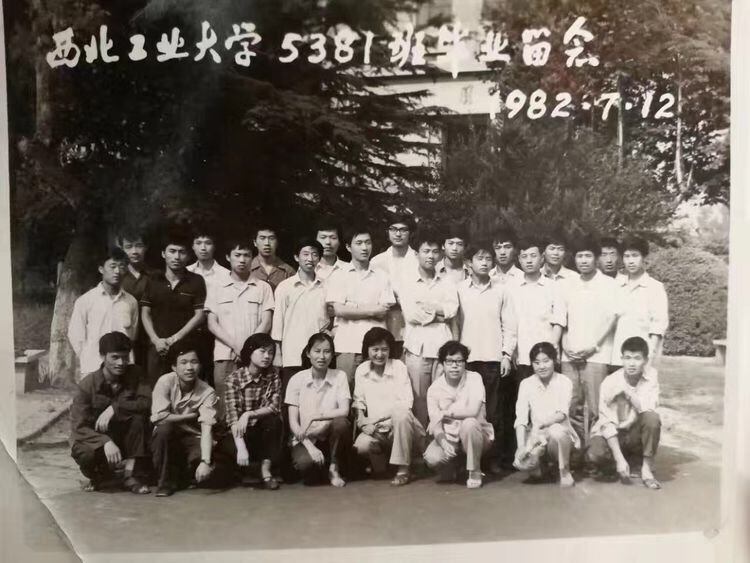 5381班合影。杨伟（二排左五），唐长红（前排右一），赵霞（前排右五）.jpg