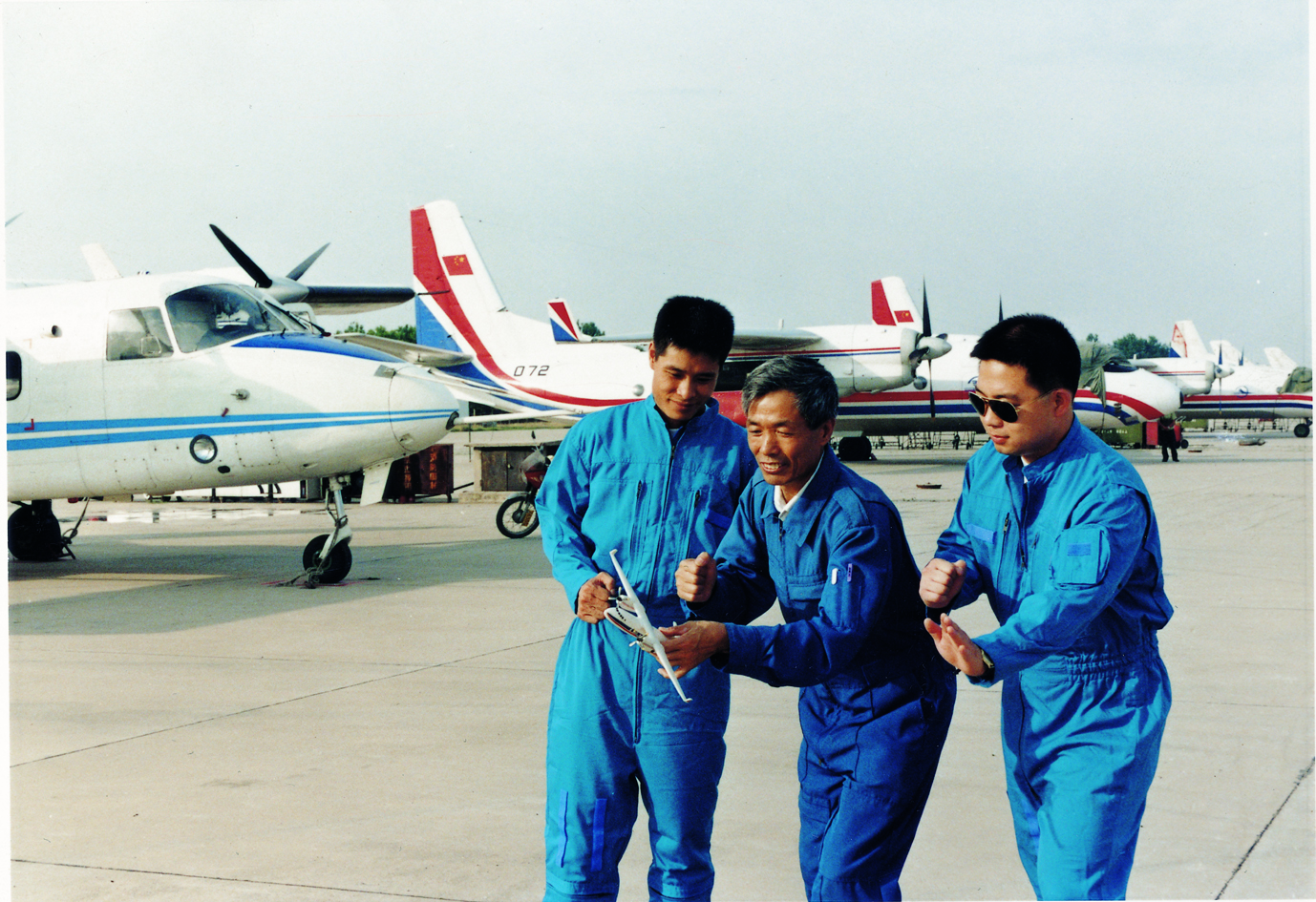 1998年西工大于中国试飞院联合培养我国第一批硕士试飞员-郭友军摄.jpg