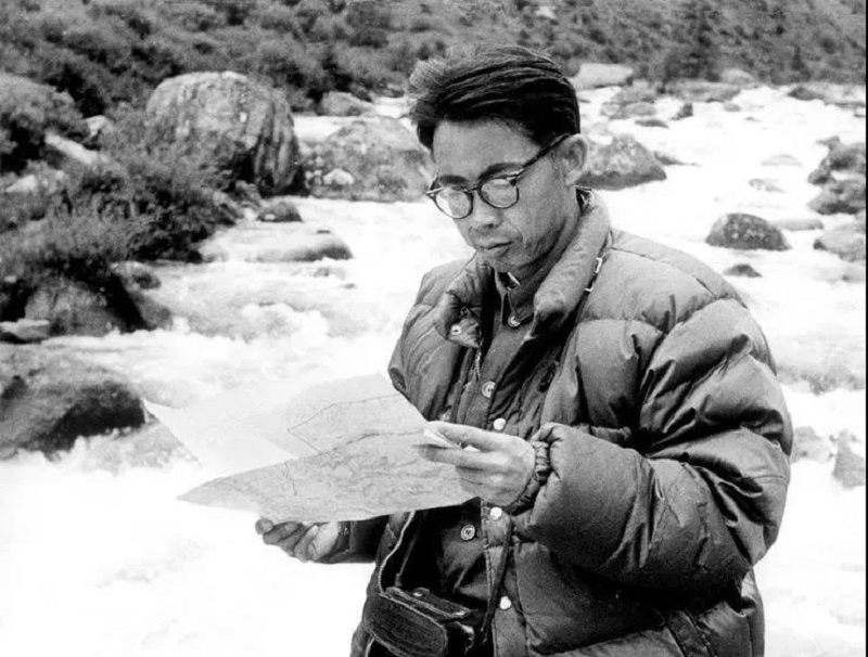 1981年，冰川考察组组长李吉均先生在青藏高原考察时翻阅地貌图.jpg