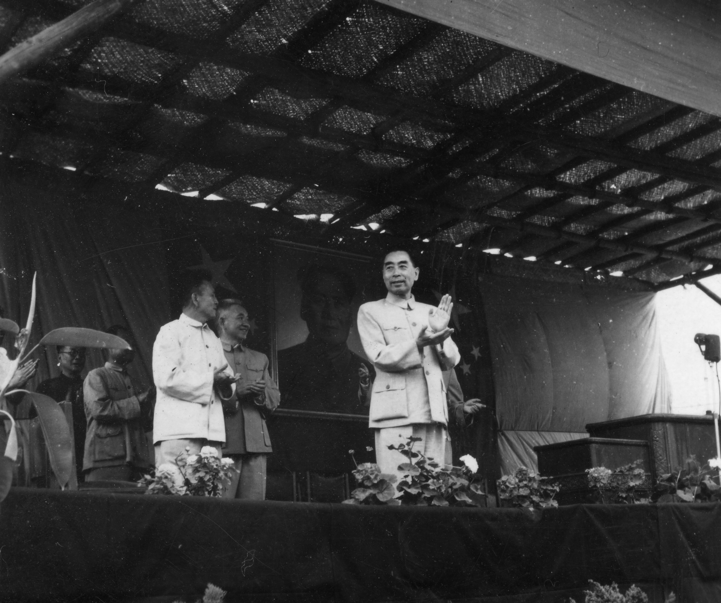 1957年4月和1959年5月，周恩来总理两次视察天津大学