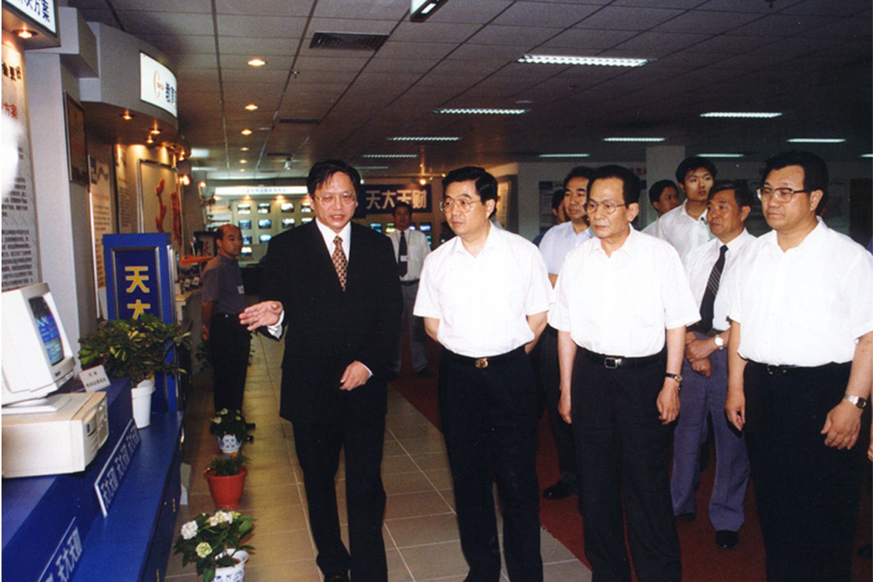 2000年6月20日，胡锦涛同志视察天大天财有限公司.jpg