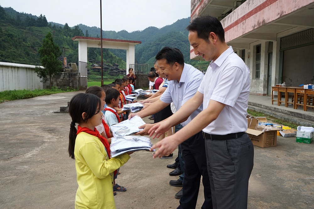 2017年9月马西平在江竹村为小学生赠文体用品.jpg