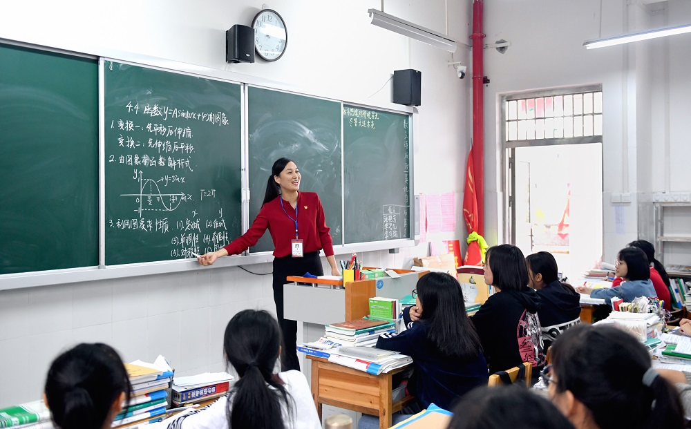 数学教师杨茜喆通过西工大培训现已成为融水中学骨干教师之一 (2).JPG