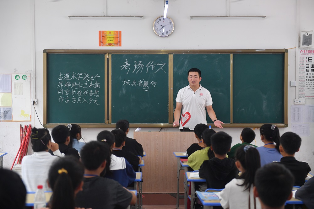 我校电子信息学院2020级研究生古淳月在融水丹江中学担任9年级语文教师.JPG
