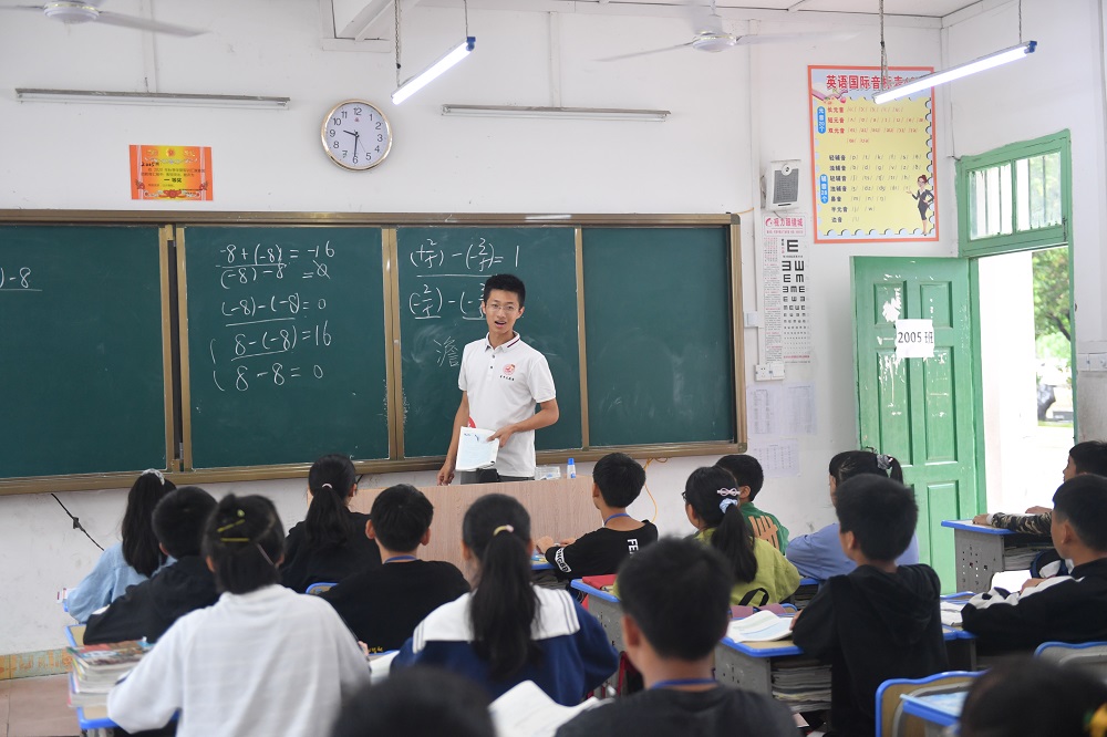 我校机电学院2020级研究生任煜在融水丹江中学担任7年级数学教师并兼任班主任.JPG