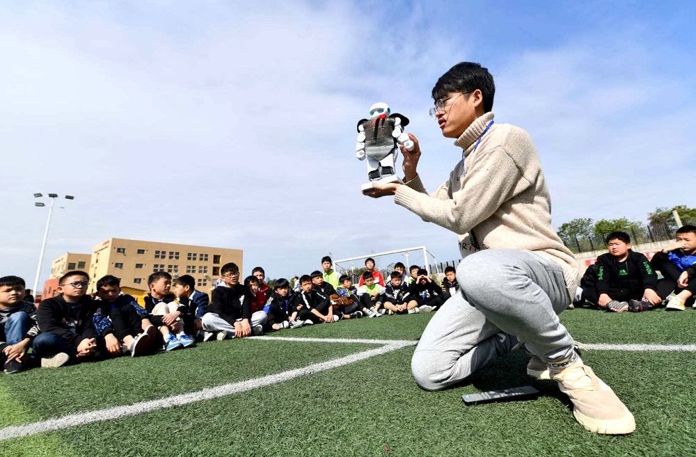 西工大研究生支教团成员为融水县中学生讲解机器人.jpg