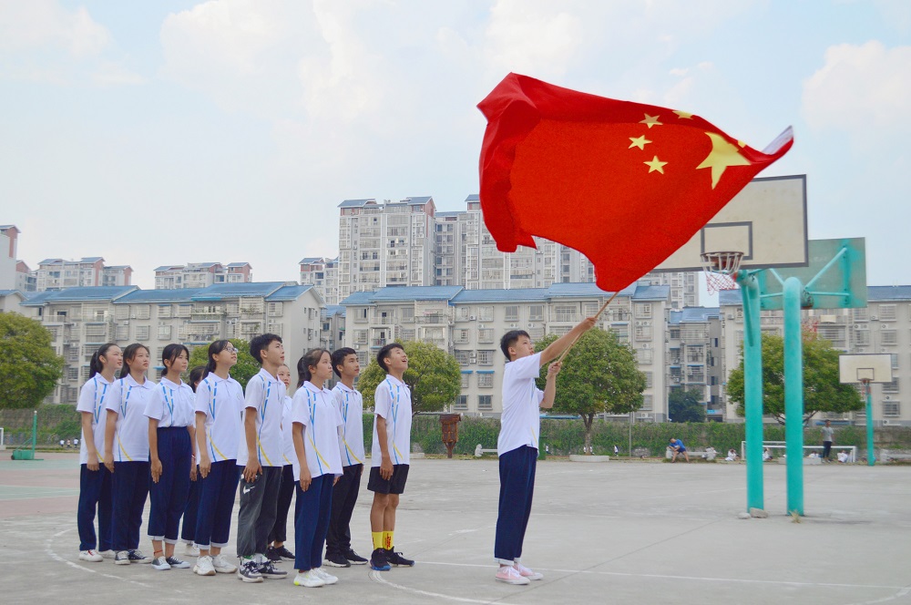 西工大支教学生组织融水中学学生开展《我与国旗合个影》活动.jpg