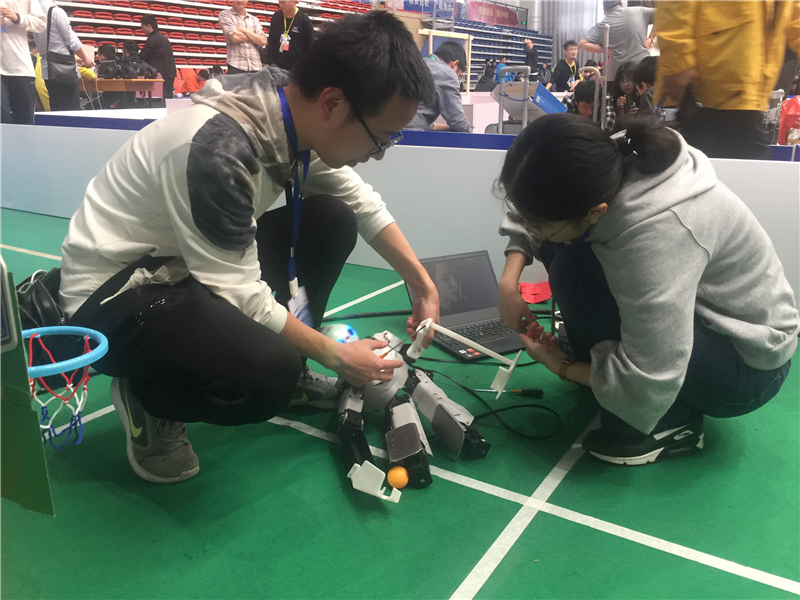 仿人机器人比赛项目的参赛队员在进行赛前准备.png