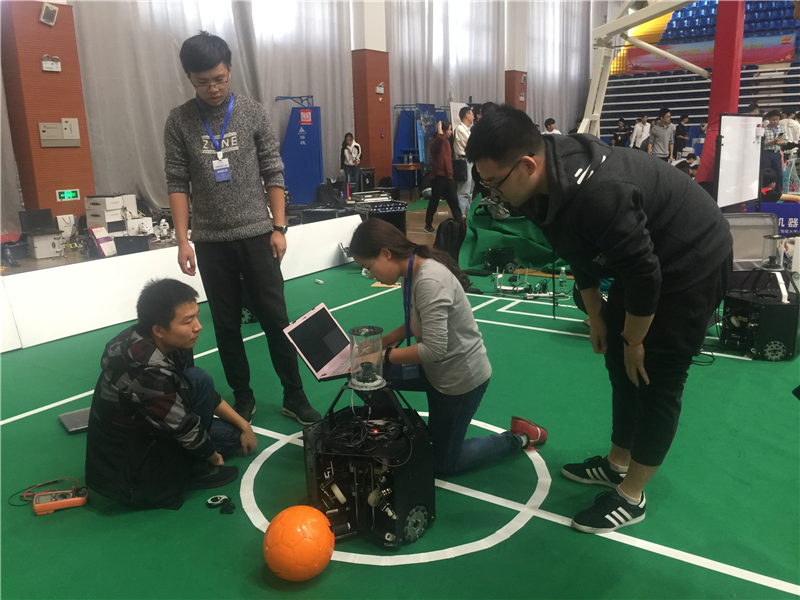 轮式机器人比赛项目的参赛队员在进行赛前调试.png