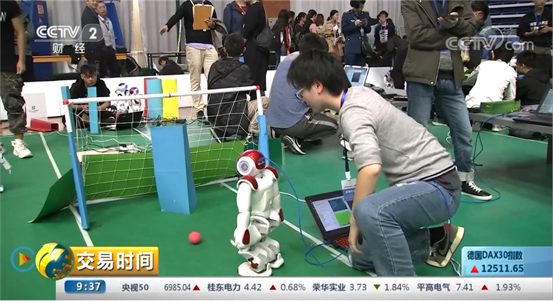 央视财经频道播出我校学生进行仿人机器人比赛的画面.png