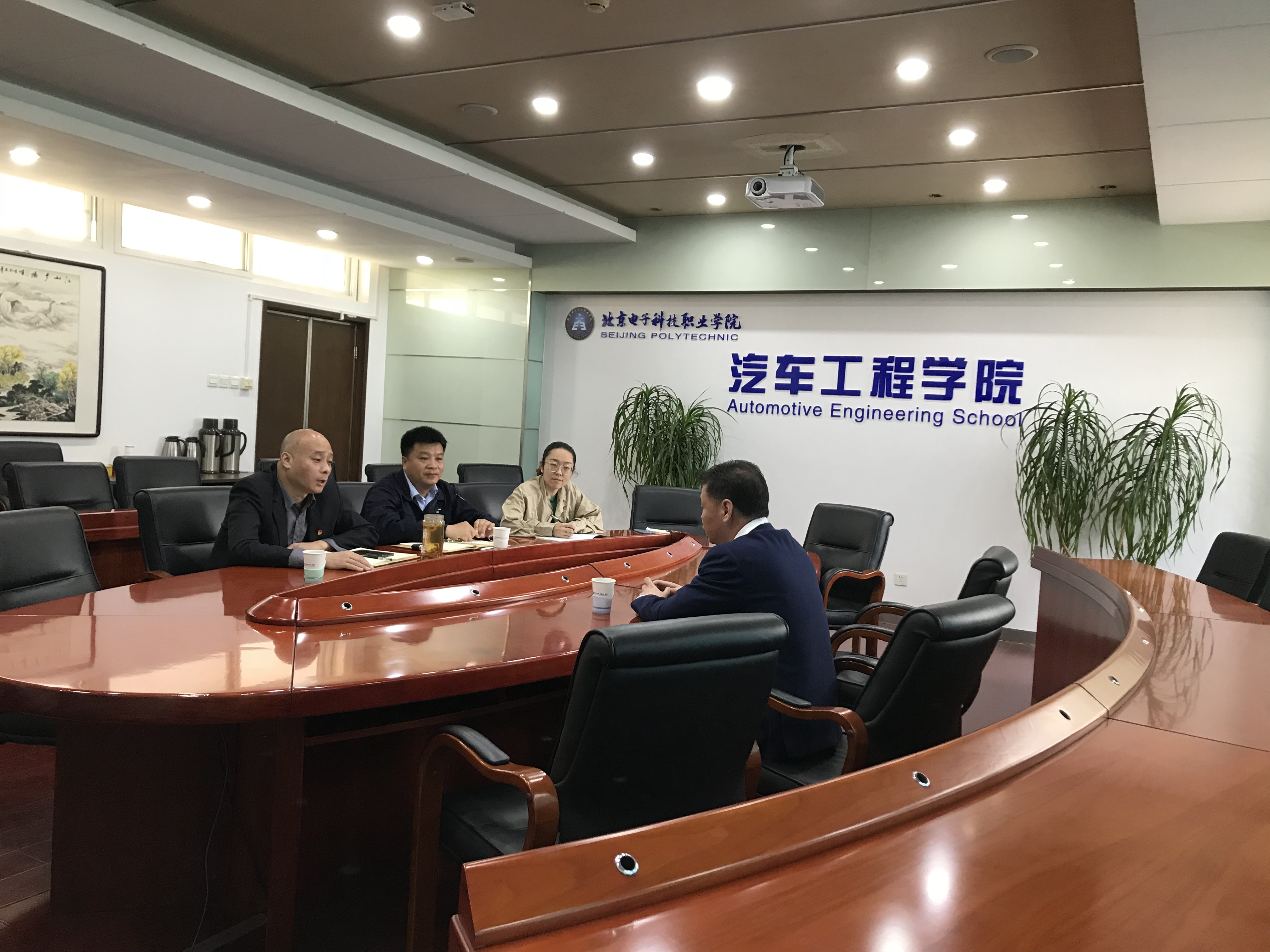 洽谈1.jpg 洽谈1.jpg