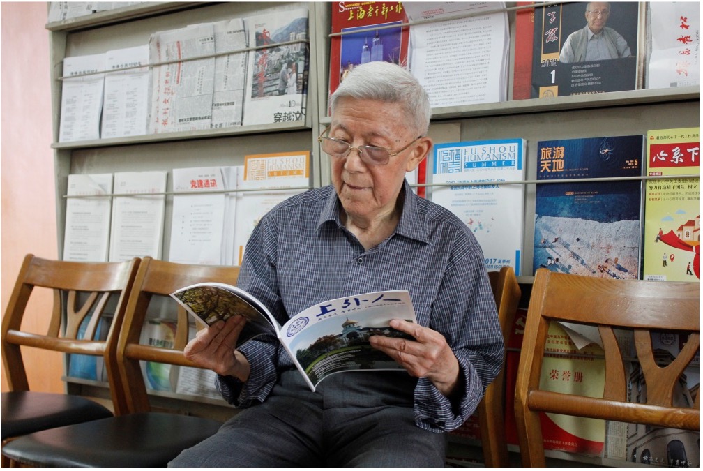 杨希钺在离退休工作处阅览室.jpg