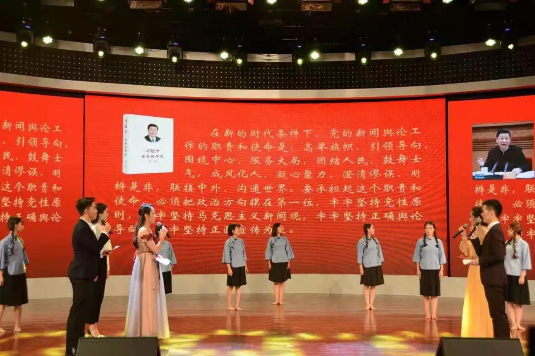 全体团员在读书晚会上学习《习近平谈治国理政》.jpg