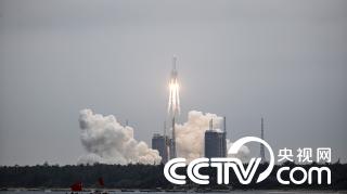 4月29日，搭载着中国空间站天和核心舱的长征五号B遥二运载火箭，在我国文昌航天发射场点火升空。