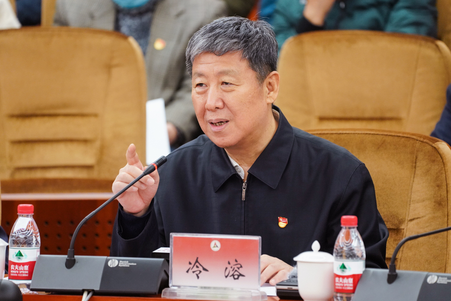 冷溶同志做重要讲话。