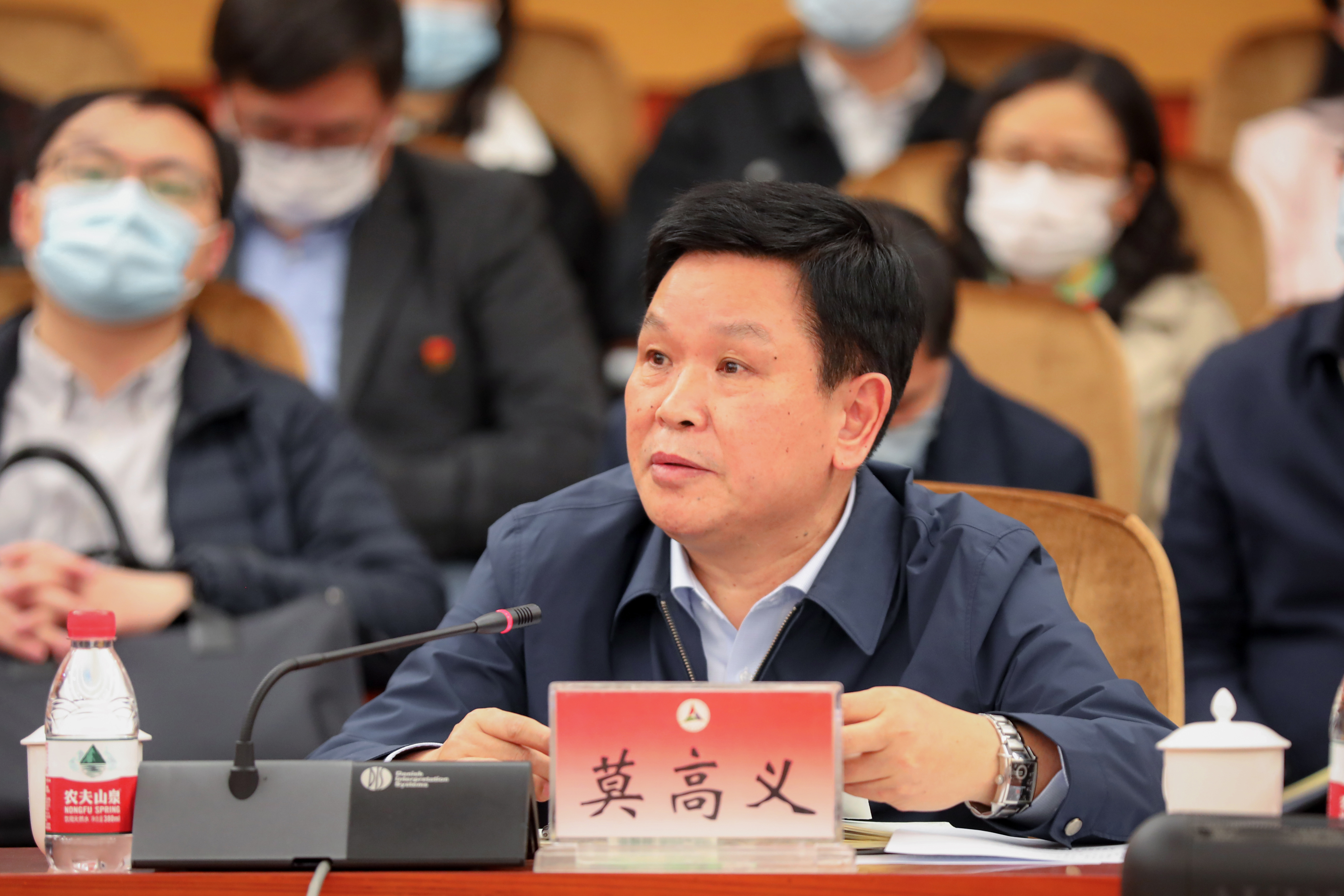 莫高义同志主持宣讲座谈。