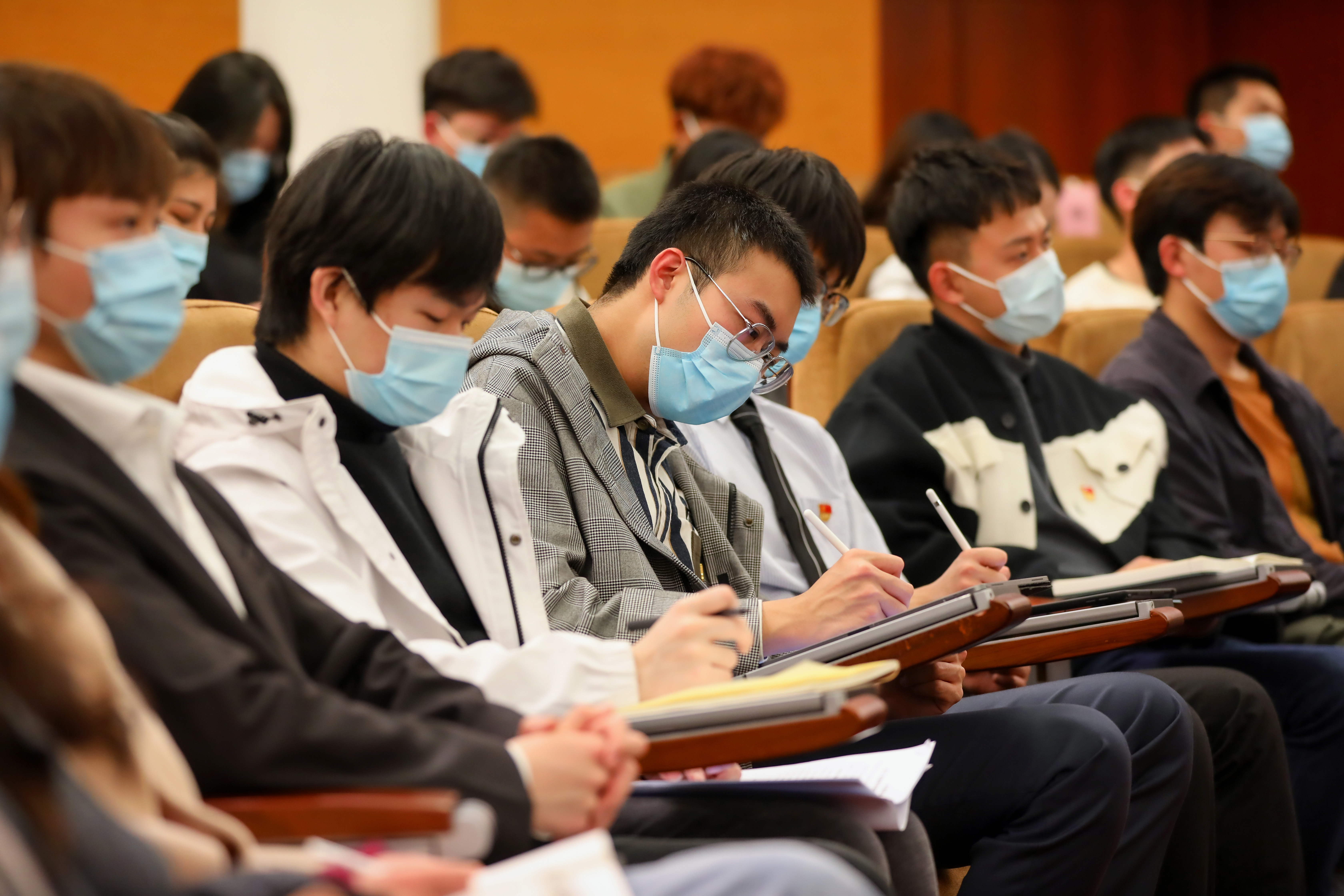 现场师生认真听讲。