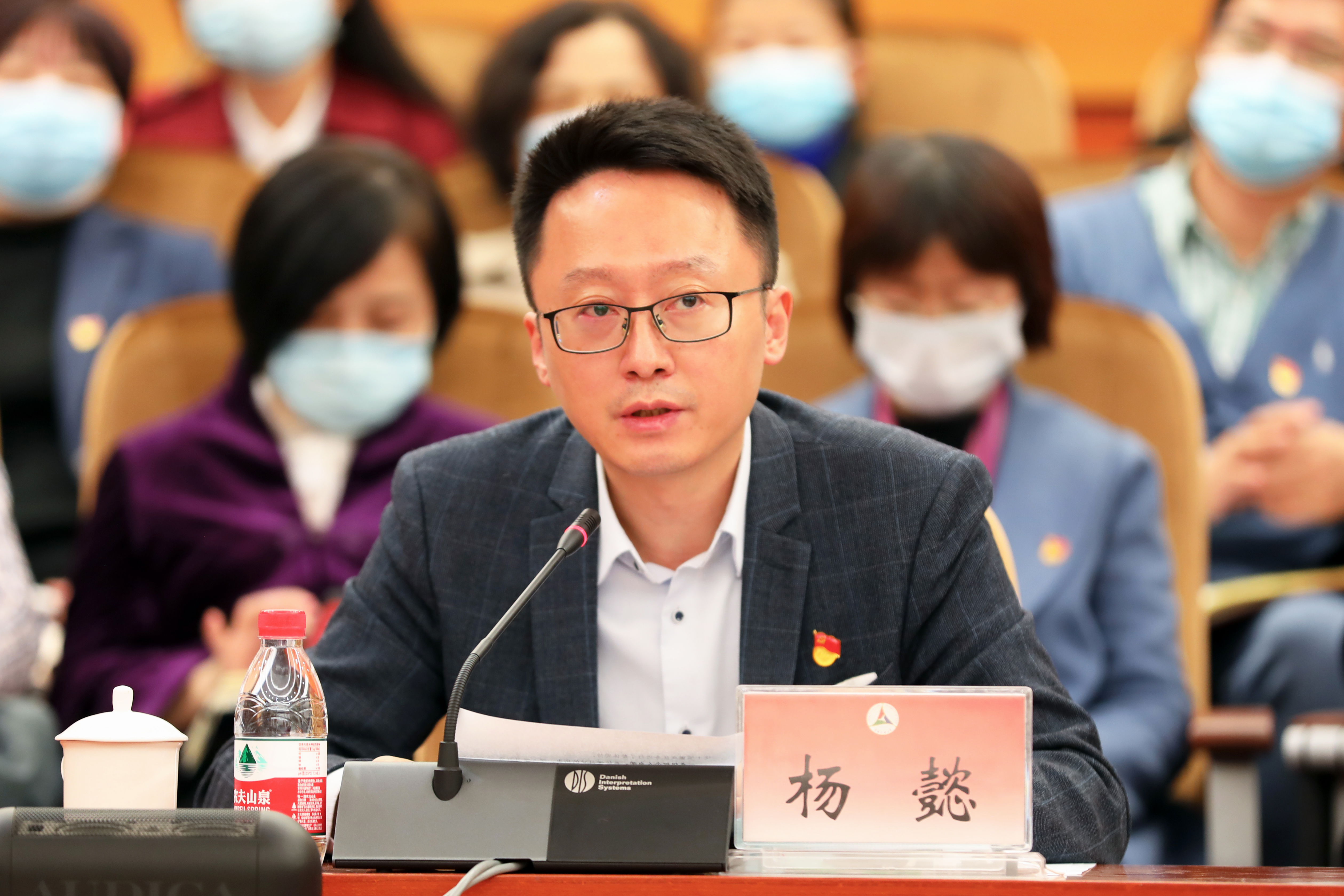 党委常委、宣传部部长杨懿传达教育部陈宝生部长讲话精神。