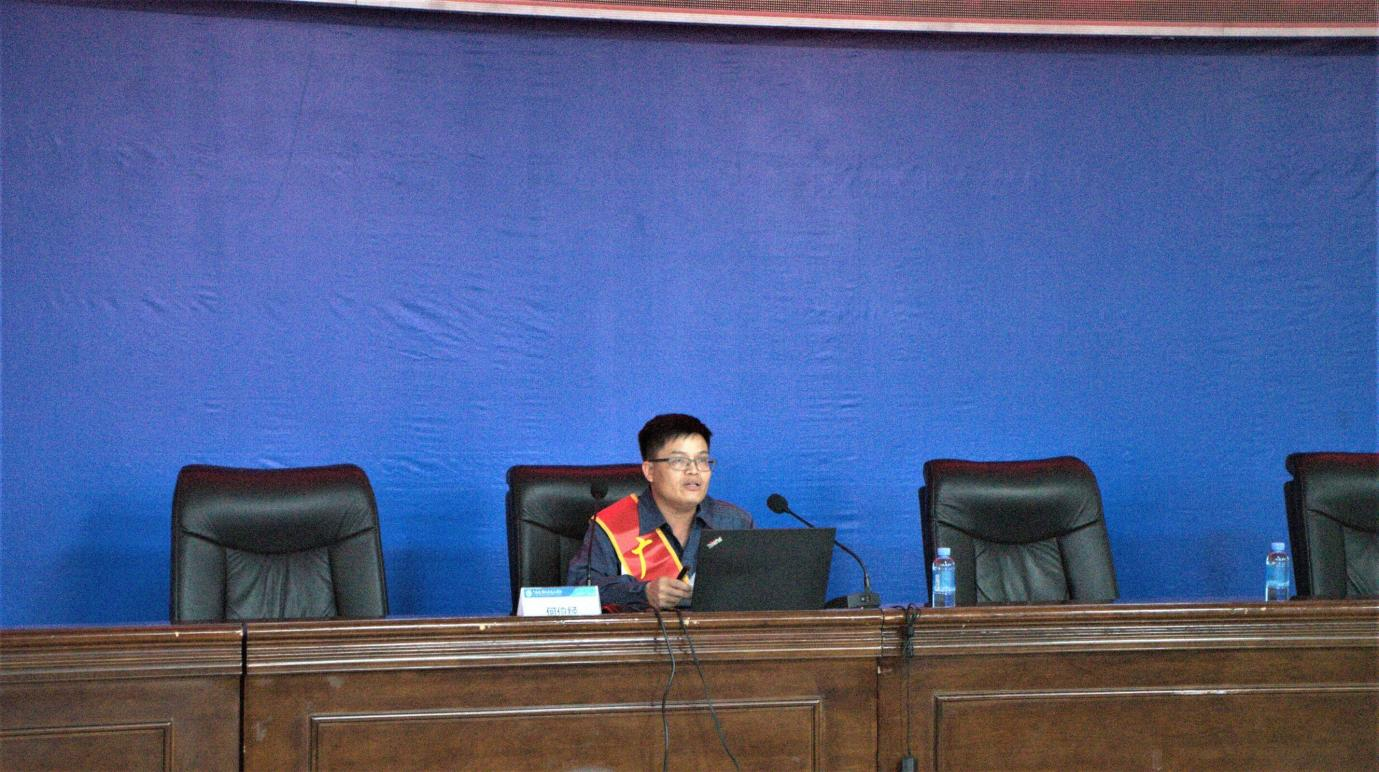 2018年度“广西工匠”获得者何位经做报告.png