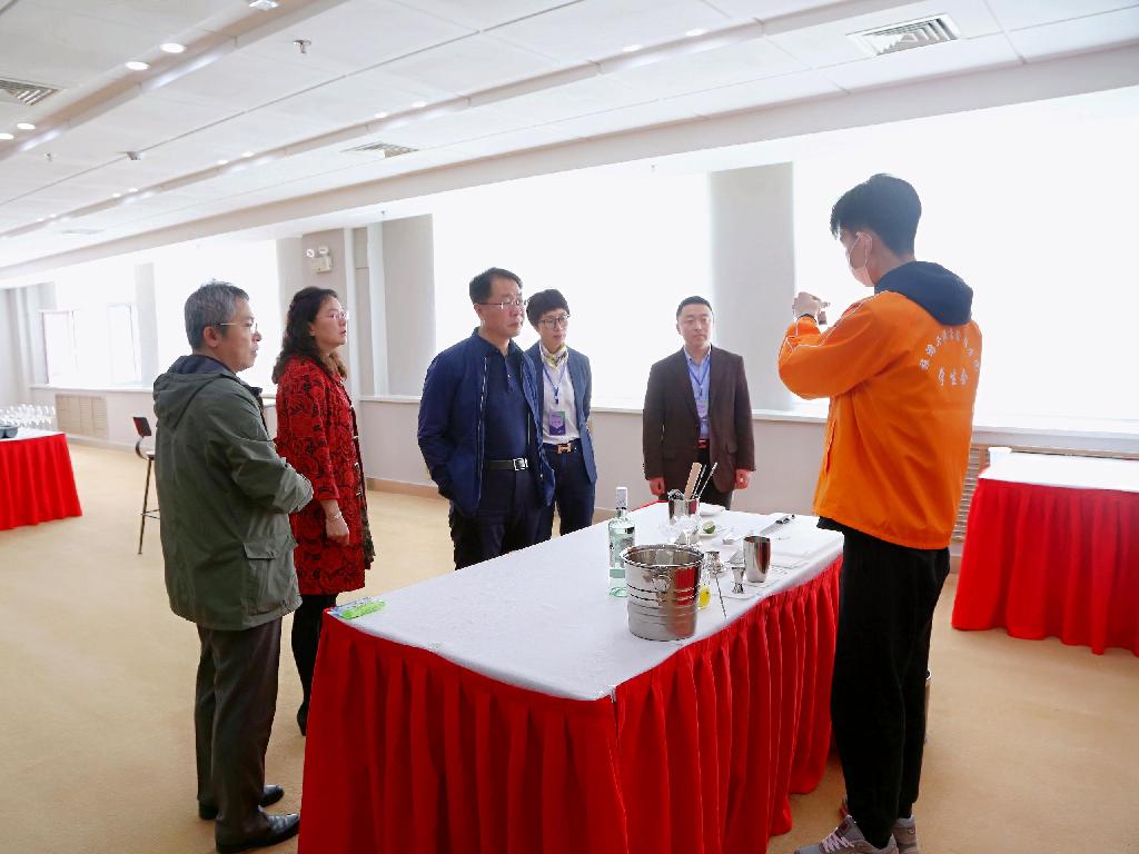 2.校长杨跃权在酒店服务赛场观摩指导.jpg 2.校长杨跃权在酒店服务赛场观摩指导.jpg