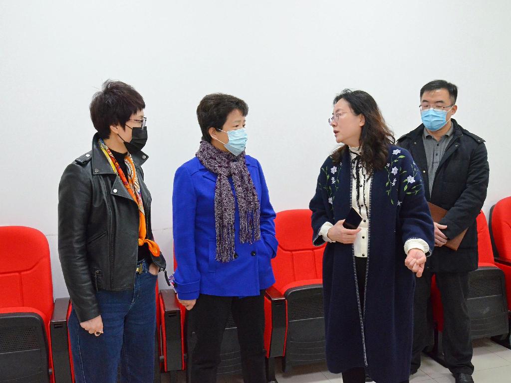 3.副校长李国艳在比赛现场与二级学院交流专业建设.jpg 3.副校长李国艳在比赛现场与二级学院交流专业建设.jpg