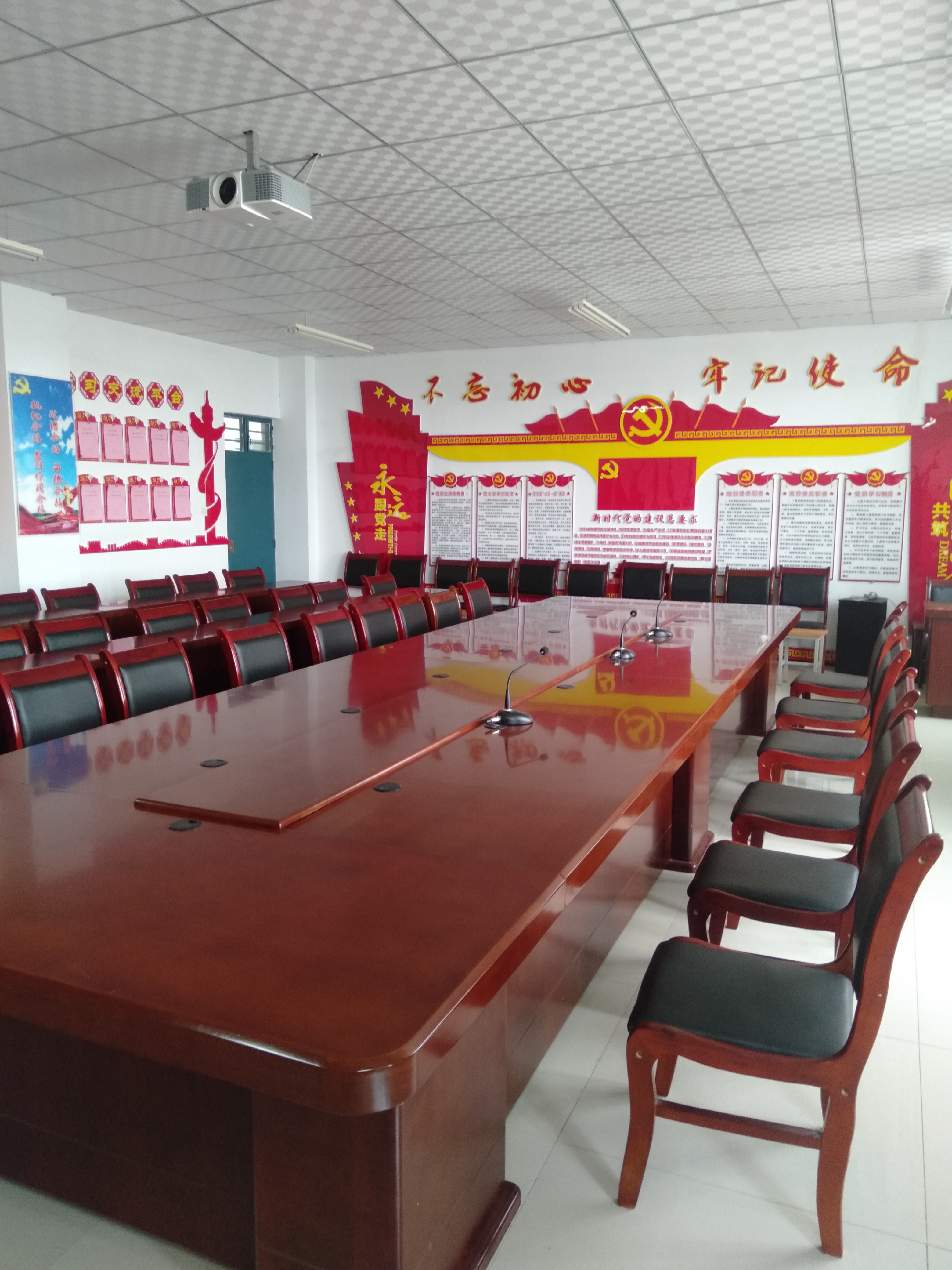 中卫市海原县二中“建立一个阵地”--党员活动室