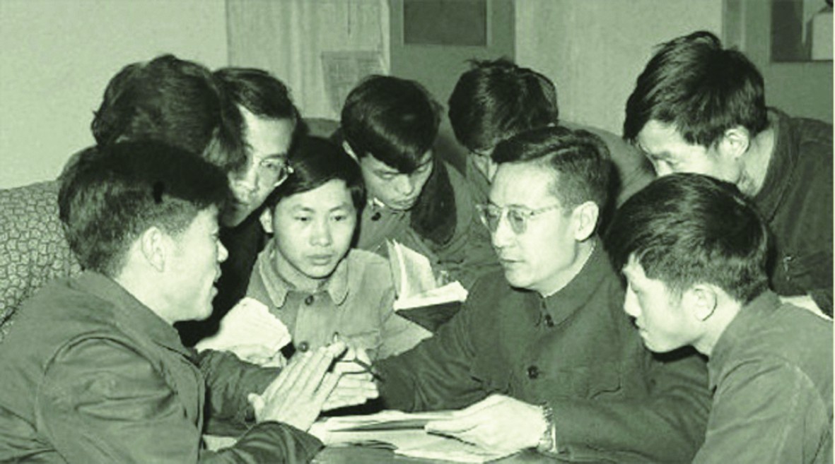 1958年，叶笃正和学生讨论习题-中科大转现代教育报报道.jpg