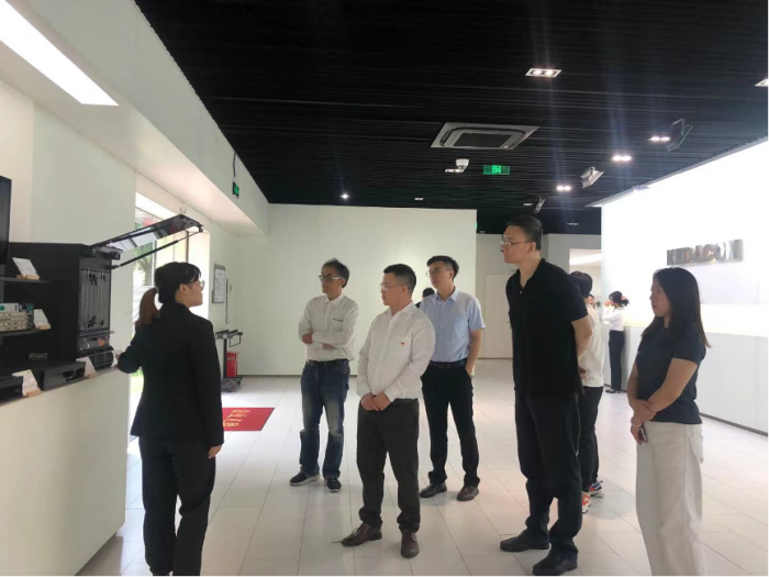 交通运输学院代表参观科达科技公司设备.png 交通运输学院代表参观科达科技公司设备.png