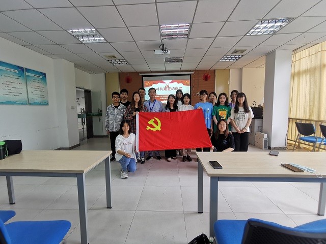 参与活动成员与党旗合影.jpg 参与活动成员与党旗合影.jpg