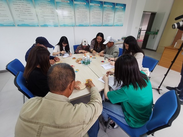 与老党员共同制作党徽.jpg 与老党员共同制作党徽.jpg