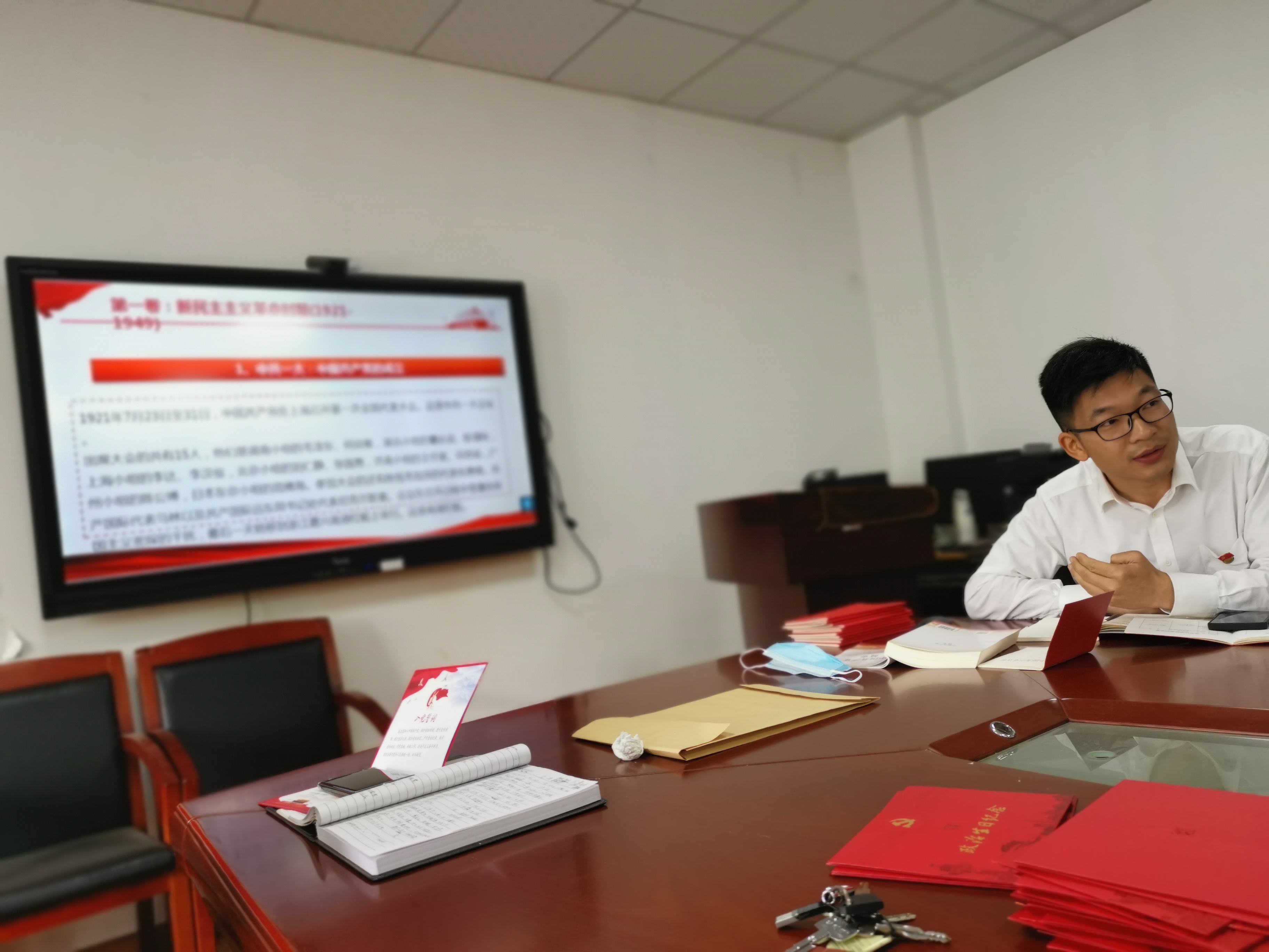 支部副书记文新讲党史