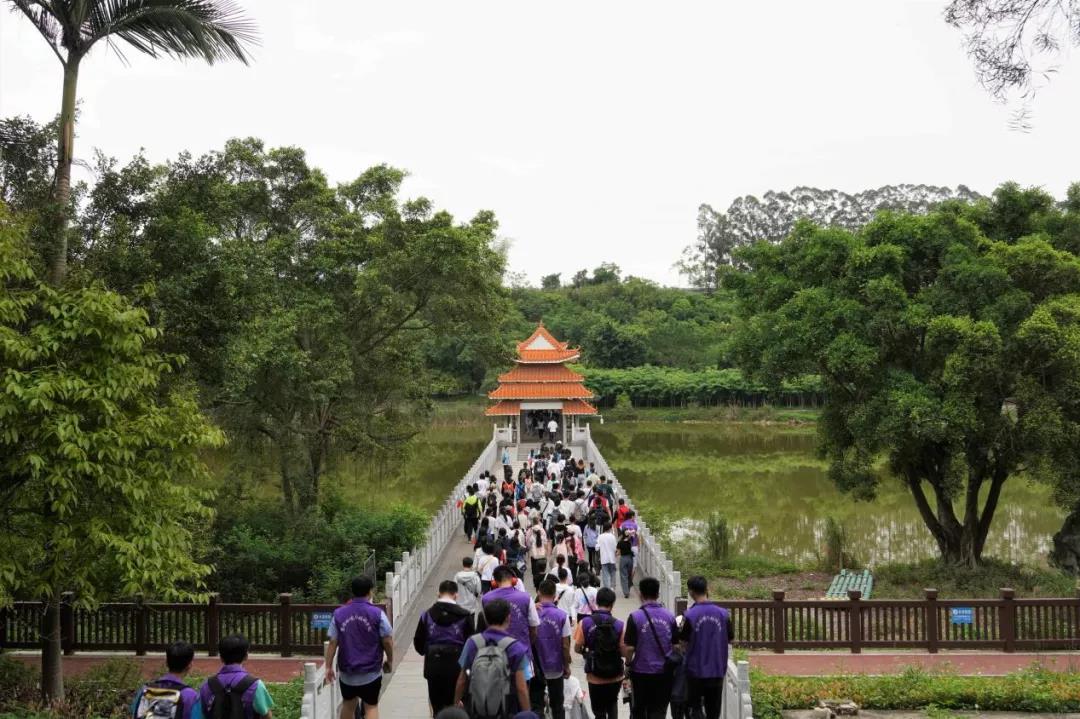 同学们正在过风雨桥.jpg