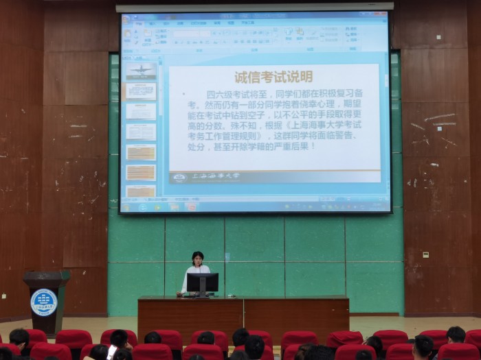 刘雨萧老师正在向同学们说明诚信考试重要性.jpg