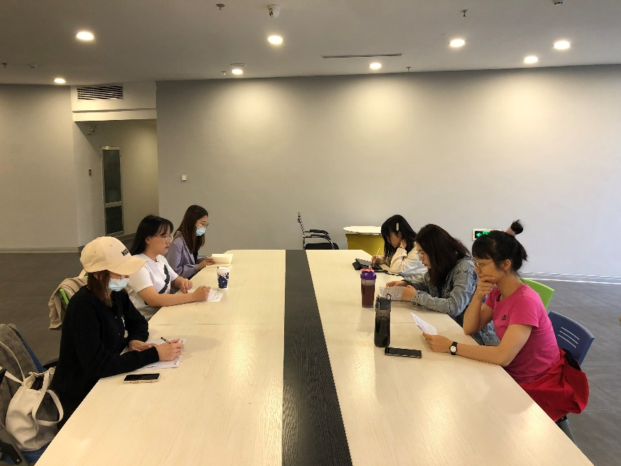 小组成员在大学生活动中心进行学习.png
