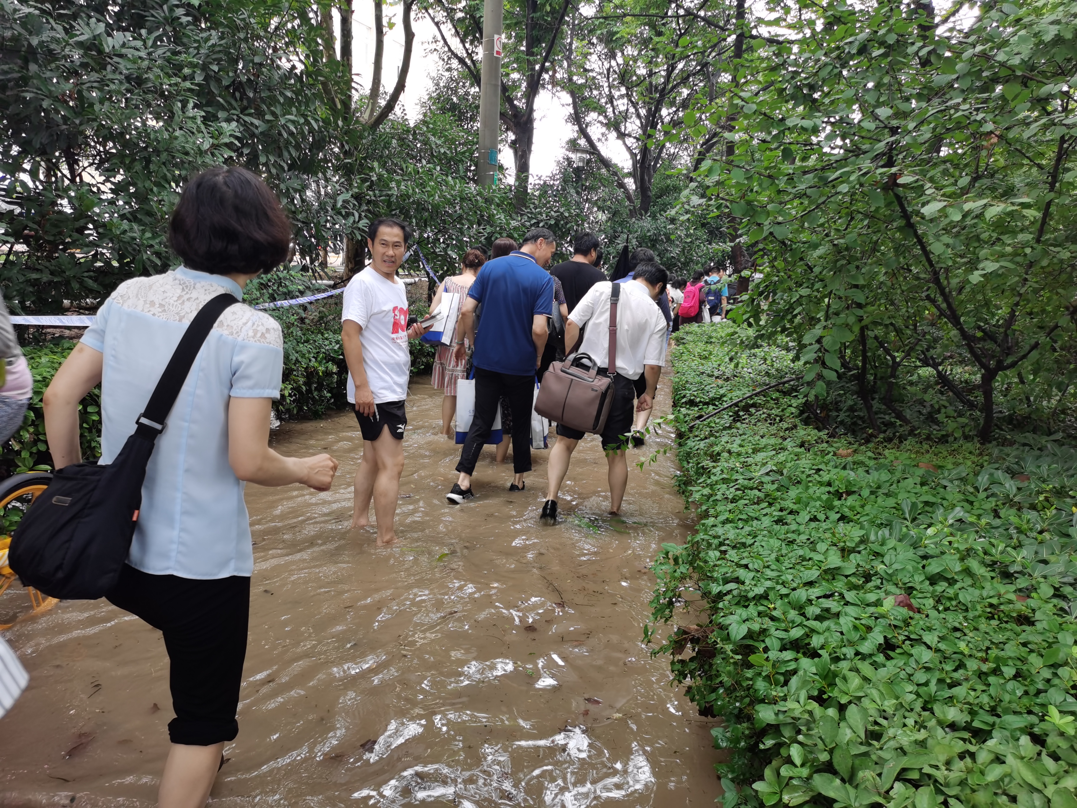 宋刚福院长陪同参会人员前往高铁站.jpg