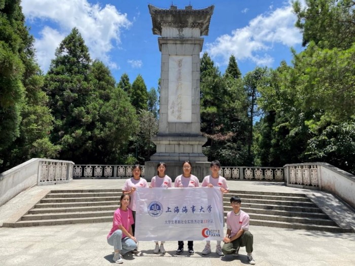 雨路实践队成员在黄洋界保卫战胜利纪念碑下合影.jpg 雨路实践队成员在黄洋界保卫战胜利纪念碑下合影.jpg