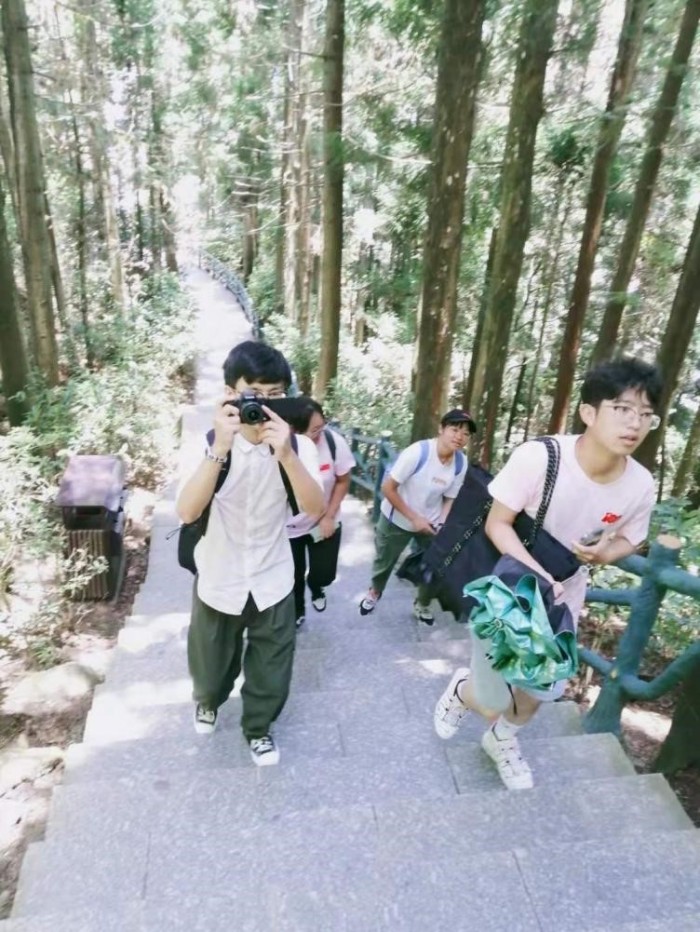 队员们登顶黄洋界途中.jpg 队员们登顶黄洋界途中.jpg