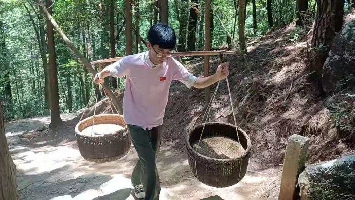 洪浩同学尝试挑担.jpg 洪浩同学尝试挑担.jpg