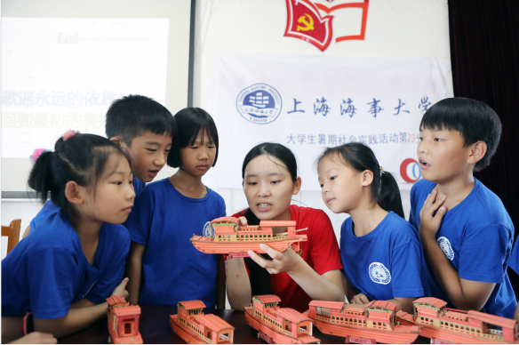7月26日，羽爱童行实践队学生向留守儿童讲解舰船知识。.png