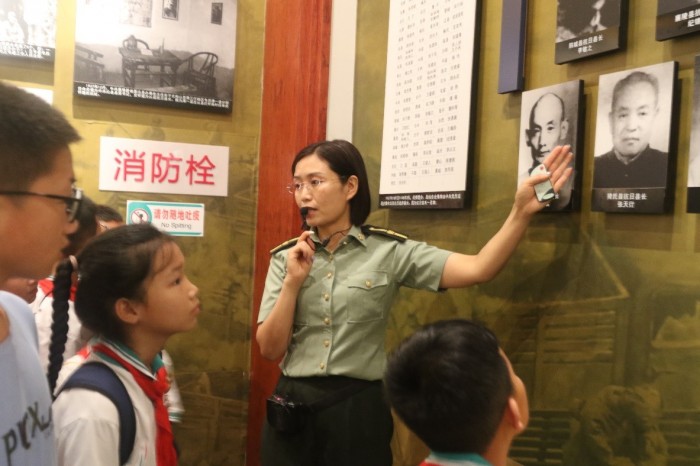 倾情讲解的讲解员.jpg 倾情讲解的讲解员.jpg