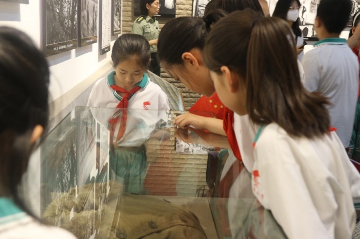 孩子们在认真观赏牺盟军纪念物品.jpg 孩子们在认真观赏牺盟军纪念物品.jpg