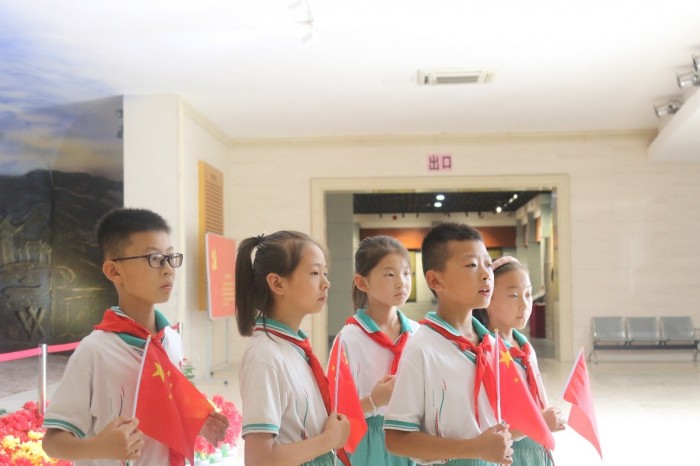 关小学学生接受采访.jpg 关小学学生接受采访.jpg