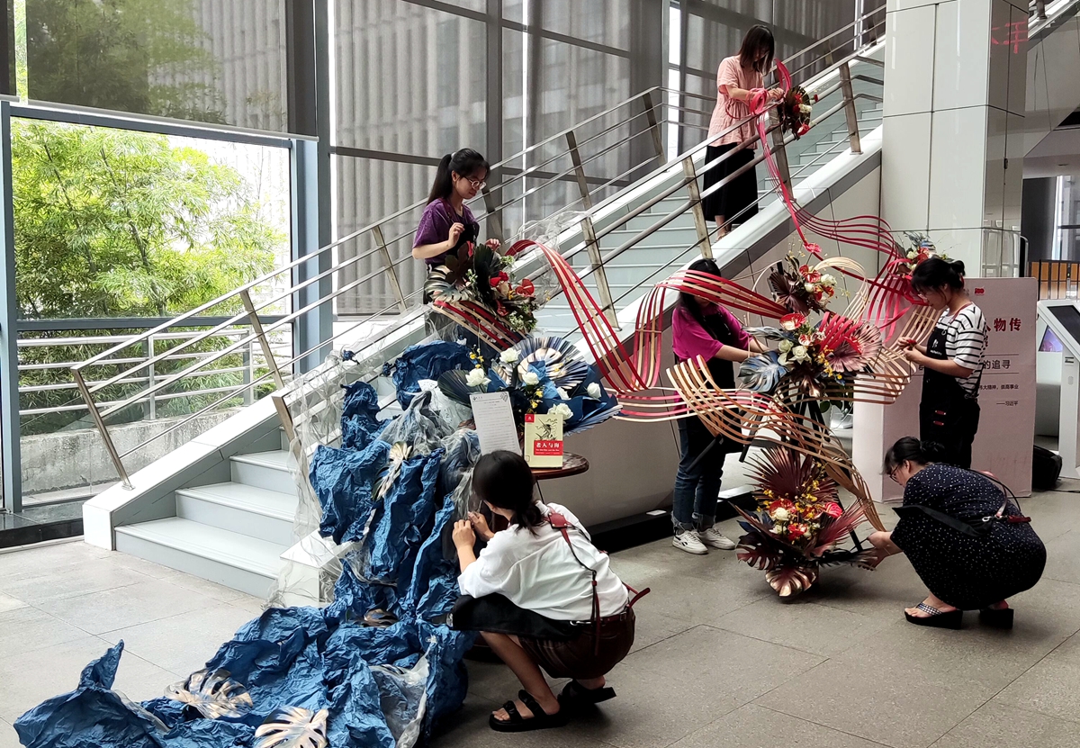 王媛媛老师与同学们正在创作(通讯员 唐增增 摄).jpg 王媛媛老师与同学们正在创作(通讯员 唐增增 摄).jpg