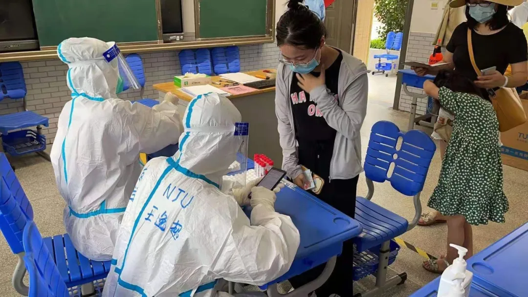 2在建邺区沙洲街道新城小学核酸检测点参加信息采集工作.png