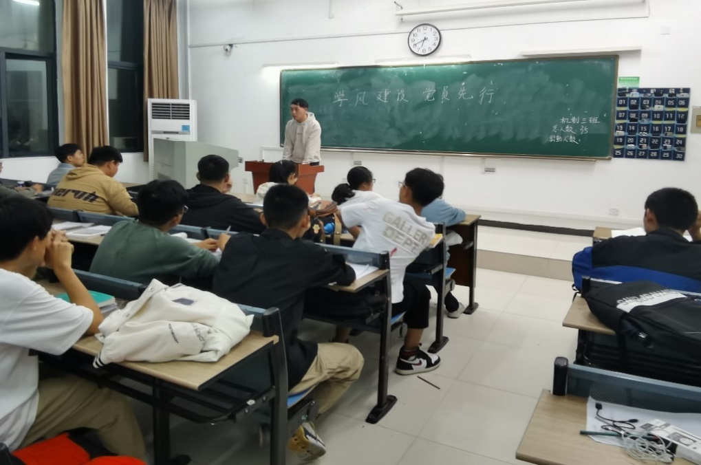 18级党员时威给21新生讲解学风建设.jpg